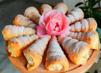 Χρυσαφένια, ψημένα χωνάκια από σφολιάτα γεμισμένα με λευκή κρέμα.