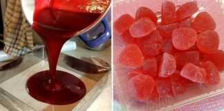 Μικρά, χρωματιστά ζελεδακια φρούτων σε ένα πιάτο.