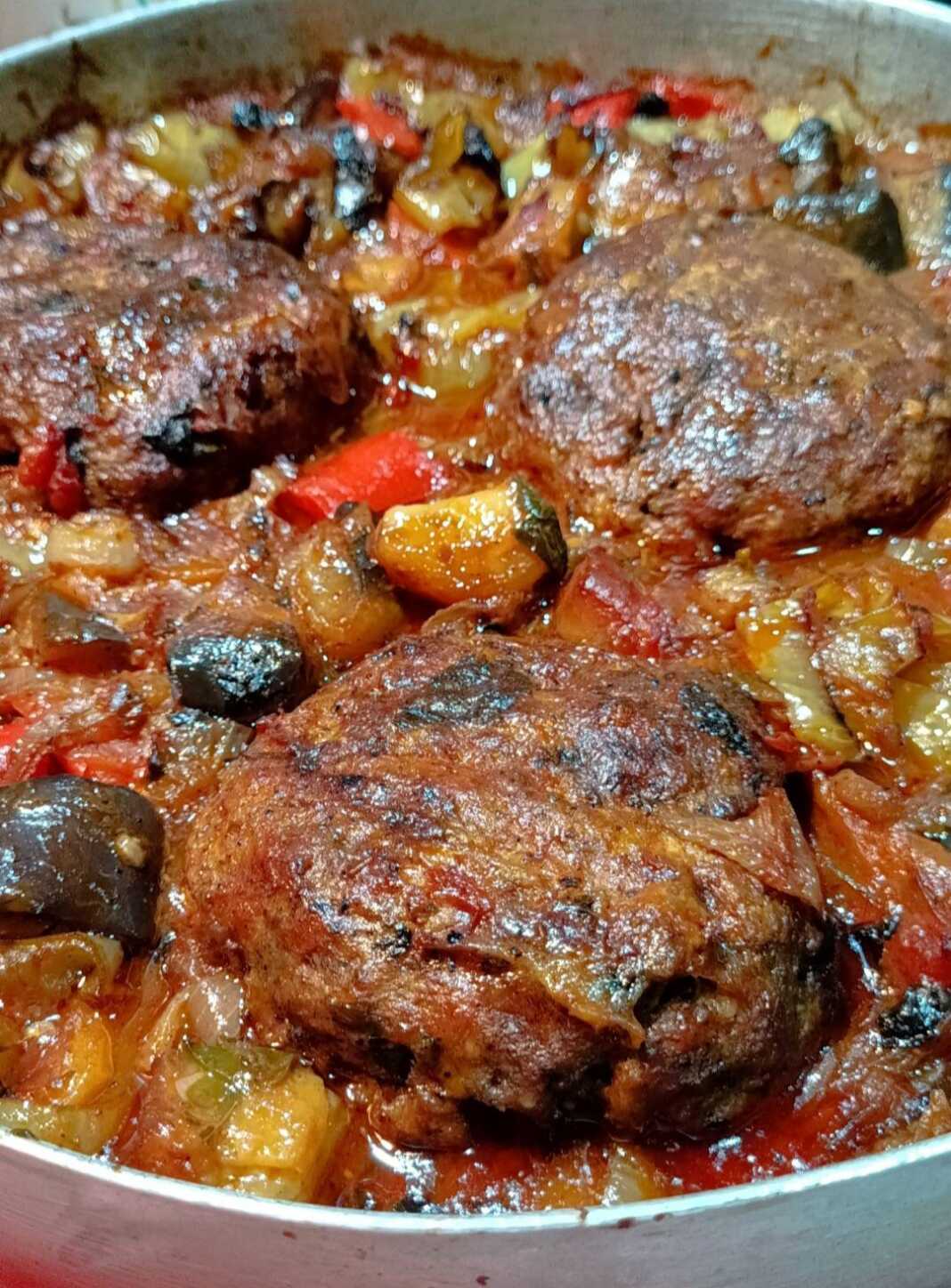 zoumera mpiftekia se laxanika ζουμερά μπιφτέκια ανάμεσα σε ψητά λαχανικά στο ταψί.