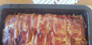 Μια ψημένη τερίνα, που αποκαλύπτει στρώσεις από μπέικον, κοτόπουλο, σαλάμι, τυρί και πιπεριές.