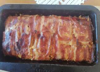 Μια ψημένη τερίνα, που αποκαλύπτει στρώσεις από μπέικον, κοτόπουλο, σαλάμι, τυρί και πιπεριές.