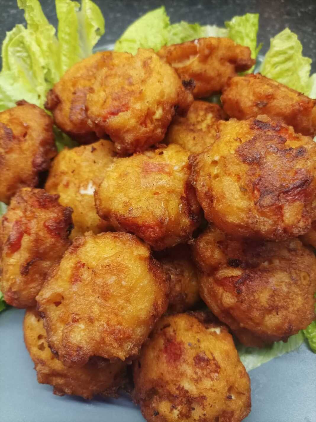 Πιάτο με χρυσαφένιες, τηγανητές κροκέτες στραπατσάδας με μαρούλι