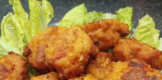 Πιάτο με χρυσαφένιες, τηγανητές κροκέτες στραπατσάδας με μαρούλι