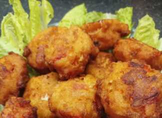 Πιάτο με χρυσαφένιες, τηγανητές κροκέτες στραπατσάδας με μαρούλι