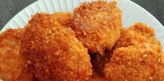 Χρυσαφένια, τραγανά σπιτικά chicken nuggets σε ένα πιάτο, έτοιμα για σερβίρισμα με διάφορες σος.