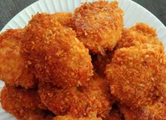 Χρυσαφένια, τραγανά σπιτικά chicken nuggets σε ένα πιάτο, έτοιμα για σερβίρισμα με διάφορες σος.