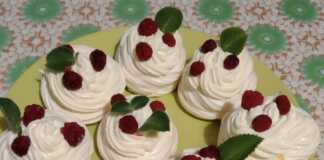 8 όμορφες, ατομικες Πάβλοβες με τραγανή μαρέγκα, αφράτη κρέμα και φρέσκα κόκκινα φρούτα.