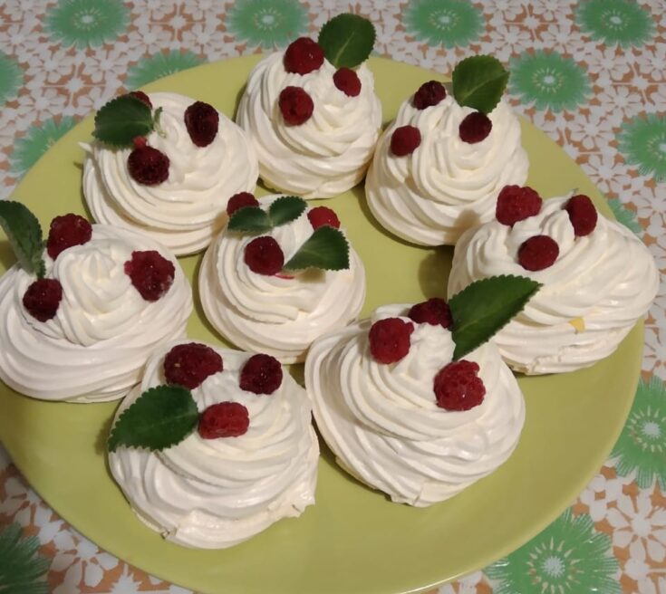 8 όμορφες, ατομικες Πάβλοβες με τραγανή μαρέγκα, αφράτη κρέμα και φρέσκα κόκκινα φρούτα.