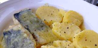 Ένα πιάτο με ένα κομμάτι ψάρι (μπακαλιάρο) και χοντρές ροδέλες πατάτας, περιχυμένα με μια πηχτή, λευκή, λεμονάτη σάλτσα.