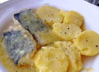 Ένα πιάτο με ένα κομμάτι ψάρι (μπακαλιάρο) και χοντρές ροδέλες πατάτας, περιχυμένα με μια πηχτή, λευκή, λεμονάτη σάλτσα.