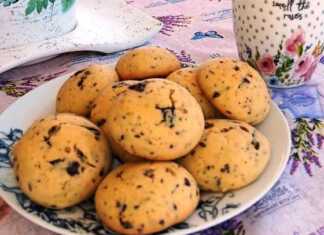 Ένα πιάτο γεμάτο στρογγυλά, χρυσαφένια cookies με κομματάκια σοκολάτας.