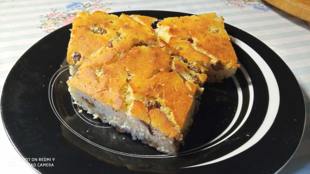 3 κομματια αφράτη ελιόπιτα, κομμένη σε τετράγωνα κομμάτια, έτοιμη για σερβίρισμα.