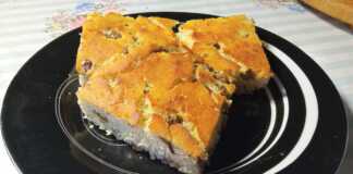 3 κομματια αφράτη ελιόπιτα, κομμένη σε τετράγωνα κομμάτια, έτοιμη για σερβίρισμα.