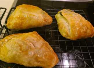 Πιάτο με τραγανά, χρυσαφένια πιτάκια με Φύλλο Αέρος και γέμιση σπανάκι.