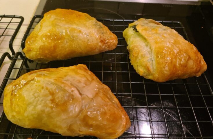 Πιάτο με τραγανά, χρυσαφένια πιτάκια με Φύλλο Αέρος και γέμιση σπανάκι.