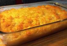 Ένα ολόκληρο γαλακτομπούρεκο με φύλλο κανταΐφι σε ένα πυρέξ ταψί, με χρυσαφένια, τραγανή επιφάνεια.