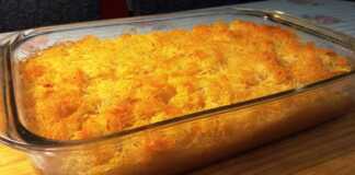 Ένα ολόκληρο γαλακτομπούρεκο με φύλλο κανταΐφι σε ένα πυρέξ ταψί, με χρυσαφένια, τραγανή επιφάνεια.