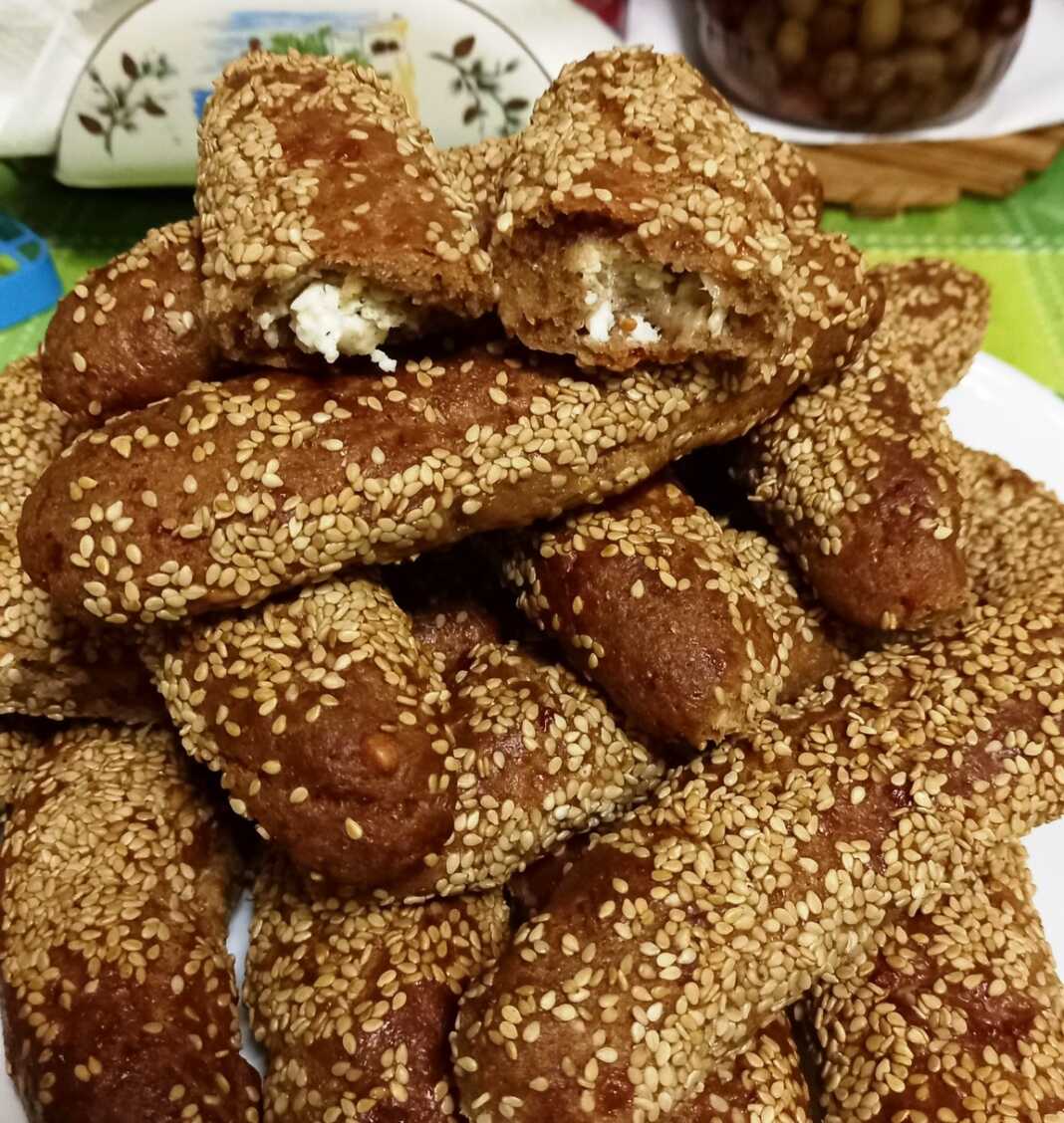 Πιατέλα με , τραγανές φλογέρες ολικής άλεσης, πασπαλισμένες με σουσάμι, γεμιστές με τυρί.