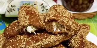 Πιατέλα με , τραγανές φλογέρες ολικής άλεσης, πασπαλισμένες με σουσάμι, γεμιστές με τυρί.