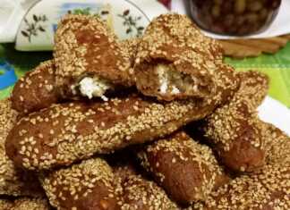 Πιατέλα με , τραγανές φλογέρες ολικής άλεσης, πασπαλισμένες με σουσάμι, γεμιστές με τυρί.