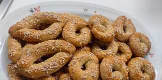 Ένα ταψί με χρυσαφένια πολιτικά κουλουράκια σε σχήμα μικρών πουγκιών ("τσαντάκια") και στρογγυλά, πασπαλισμένα με σουσάμι.