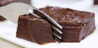 Ένα τετράγωνο γλυκό ψυγείου με σοκολάτα και ζαχαρούχο γάλα, κομμένο σε μικρά κομμάτια, τοποθετημένο σε ένα πιάτο.