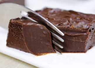 Ένα τετράγωνο γλυκό ψυγείου με σοκολάτα και ζαχαρούχο γάλα, κομμένο σε μικρά κομμάτια, τοποθετημένο σε ένα πιάτο.