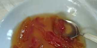 Γλυκό Καρπουζάκι με Στέβια (χωρίς ζάχαρη!) Λευκά μπαστουνάκια από φλούδα καρπουζιού σε γυάλινο πιατάκι, μέσα σε διαυγές σιρόπι, με ξύλα κανέλας και φύλλα αμπαρόριζας, υποδηλώνοντας γλυκό του κουταλιού.