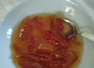 Λευκά μπαστουνάκια από φλούδα καρπουζιού σε γυάλινο πιατάκι, μέσα σε διαυγές σιρόπι, με ξύλα κανέλας και φύλλα αμπαρόριζας, υποδηλώνοντας γλυκό του κουταλιού.