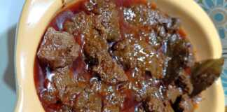 Ένα πιάτο με πλούσιο, κόκκινο μοσχαρίσιο γκούλας και κομμάτια κρέατος