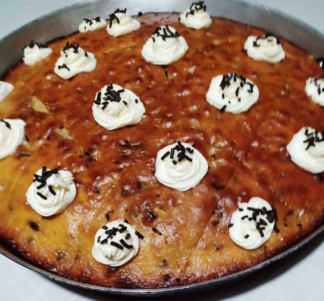 karidopita me troufa Ένα ταψί καρυδόπιτας με τρούφα, περιχυμένο με σιρόπι. Φαίνεται η αφράτη υφή του κέικ και τα κομμάτια καρυδιού.