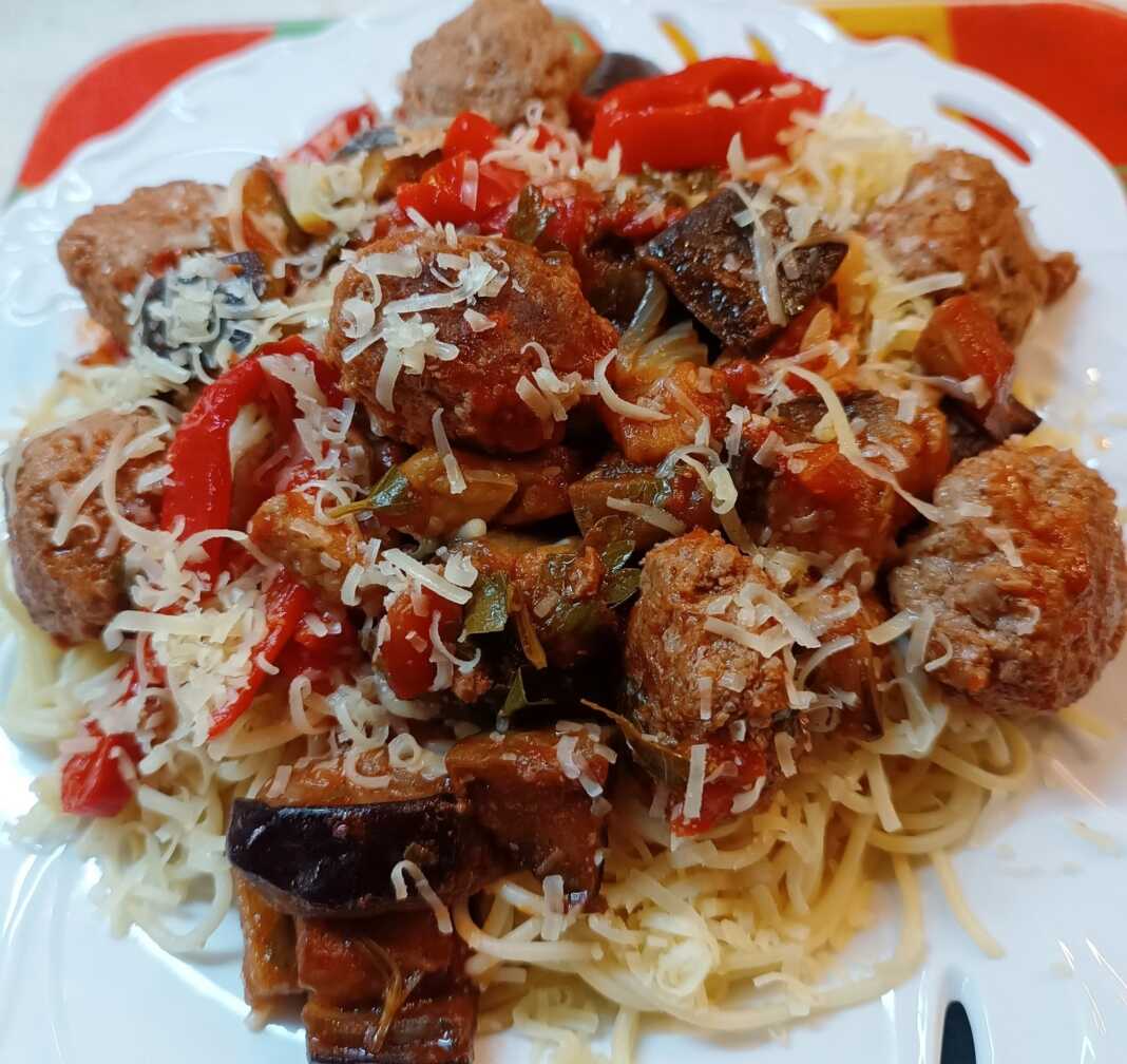 Πιάτο με Κεφτεδάκια με μακαρόνια, πλούσια κόκκινη σάλτσα και τριμμένο τυρί