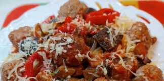 Πιάτο με Κεφτεδάκια με μακαρόνια, πλούσια κόκκινη σάλτσα και τριμμένο τυρί