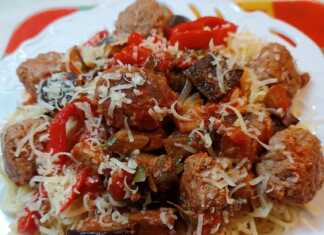 Πιάτο με Κεφτεδάκια με μακαρόνια, πλούσια κόκκινη σάλτσα και τριμμένο τυρί