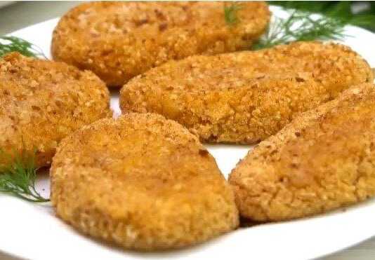 Χρυσαφένια, ψημένα κεφτεδάκια από αρακά, τοποθετημένα σε πιατέλα, με ένα κομματάκι βούτυρο στην κορυφή του καθενός.