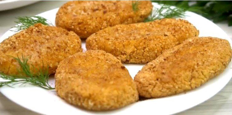 keftedakia me araka0 Χρυσαφένια, ψημένα κεφτεδάκια από αρακά, τοποθετημένα σε πιατέλα, με ένα κομματάκι βούτυρο στην κορυφή του καθενός.