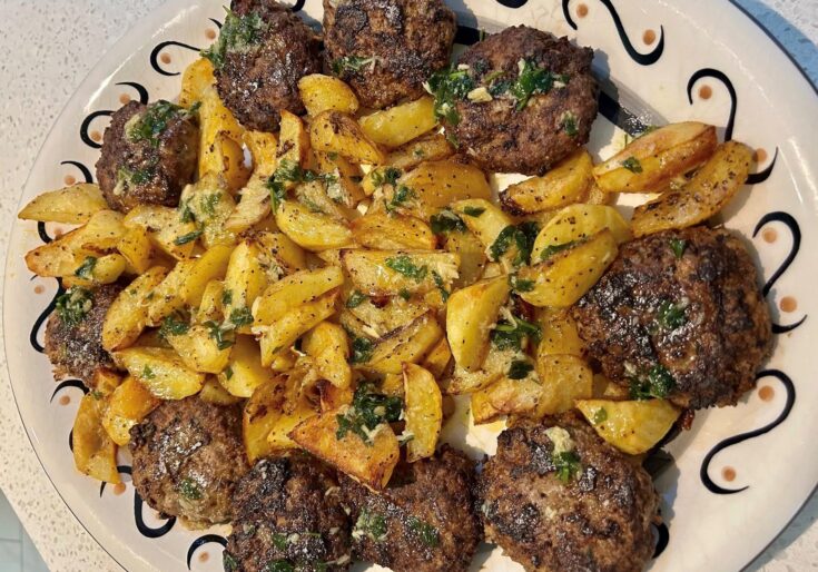 Κεφτεδάκια με Σκορδάτες Πατάτες Φούρνου