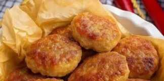 Κεφτέδες Κοτόπουλου Τηγανισμένες, χρυσαφένιες κοτολετο-κεφτέδες κοτόπουλου σε ένα πιάτο, με πράσινα μυρωδικά για γαρνίρισμα.