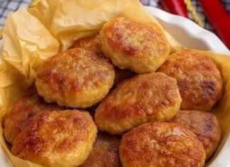 Τηγανισμένες, χρυσαφένιες κοτολετο-κεφτέδες κοτόπουλου σε ένα πιάτο, με πράσινα μυρωδικά για γαρνίρισμα.