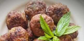 Μια πιατέλα γεμάτη χρυσαφένιους, τηγανισμένους κεφτέδες, με ψιλοκομμένο μαϊντανό από πάνω, έτοιμοι για σερβίρισμα.