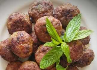 Μια πιατέλα γεμάτη χρυσαφένιους, τηγανισμένους κεφτέδες, με ψιλοκομμένο μαϊντανό από πάνω, έτοιμοι για σερβίρισμα.