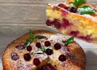 Ένα αφράτο κέικ με κεράσια, κομμένο, που φαίνεται η ροδοκόκκινη κρούστα και η ζουμερή σάρκα με τα κομμάτια κερασιού.