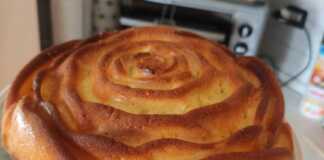 Ενα χρυσαφένιο κέικ σε σχήμα τριαντάφυλλου, φρεσκοψημένη, με το άρωμα του λεμονιού να αναδύεται.