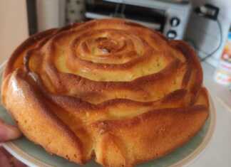 Ενα χρυσαφένιο κέικ σε σχήμα τριαντάφυλλου, φρεσκοψημένη, με το άρωμα του λεμονιού να αναδύεται.