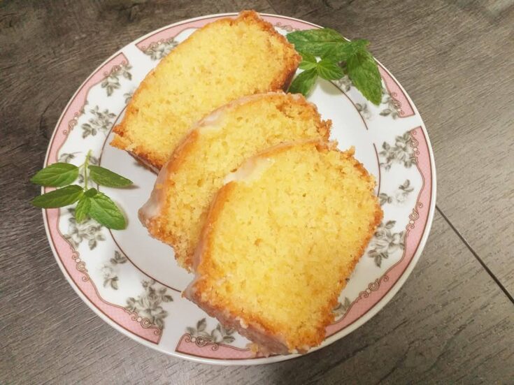 3 κομμάτια χρυσαφένιο κέικ λεμονιού σ ενα πιατο για σερβίρισμα