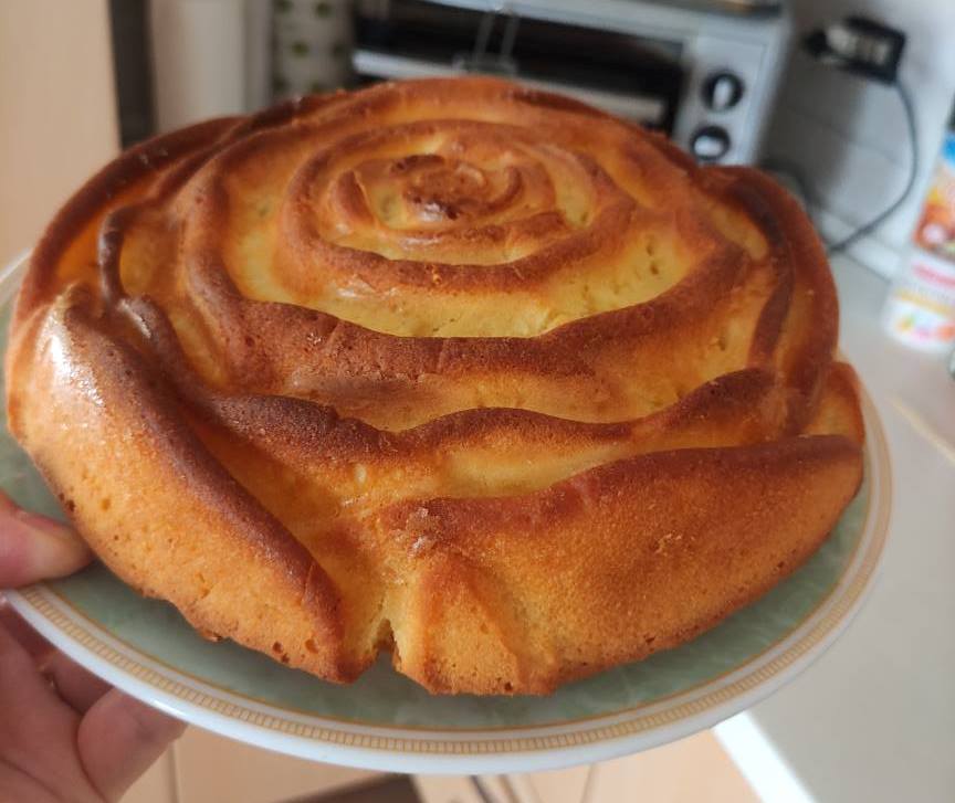 keik lemoniou Ενα χρυσαφένιο κέικ σε σχήμα τριαντάφυλλου, φρεσκοψημένη, με το άρωμα του λεμονιού να αναδύεται.