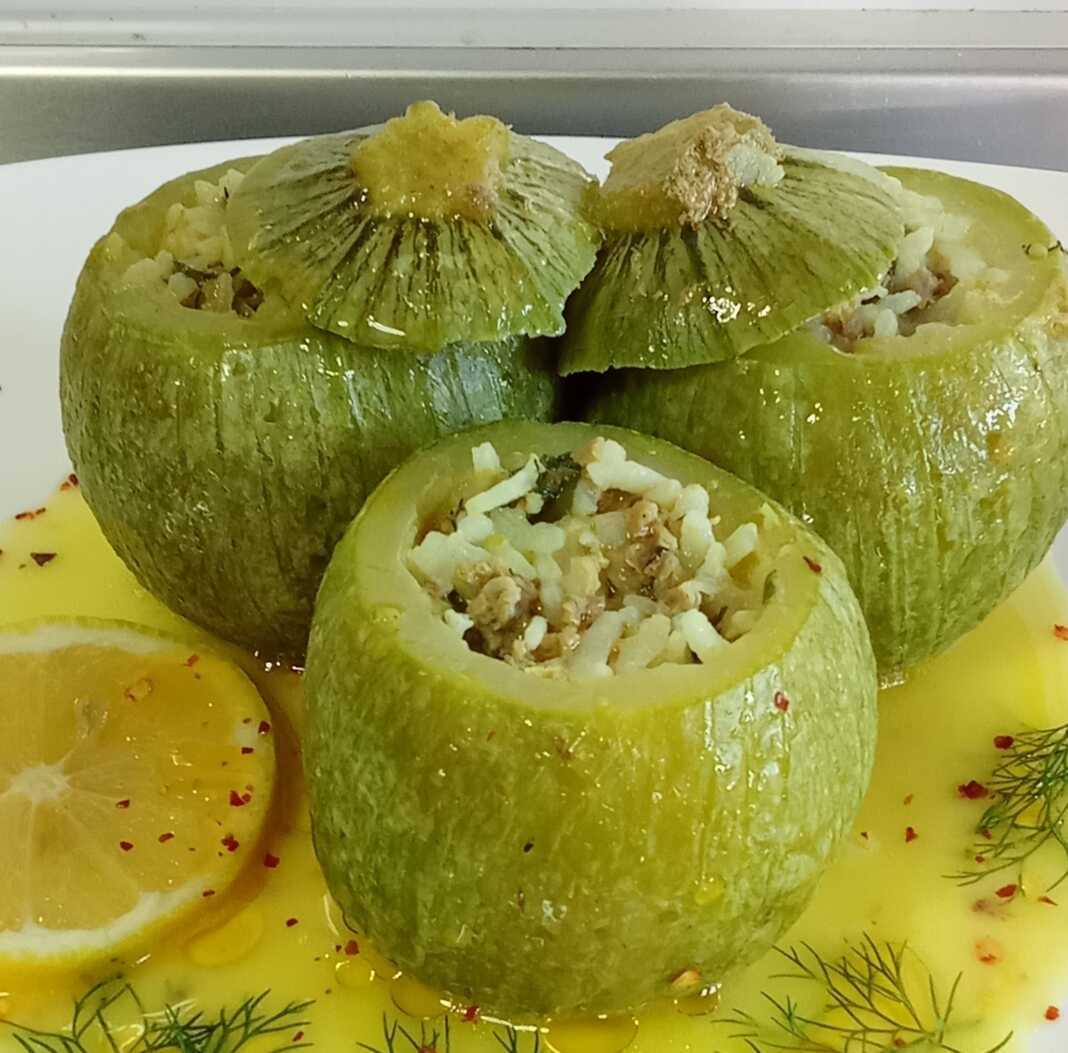 kolokithakia avlolemono1 Εύκολη και πεντανόστιμη συνταγή για κολοκυθάκια γεμιστά με κιμά και ρύζι, μαγειρεμένα όλα ωμά και περιχυμένα με αφράτο αυγολέμονο.