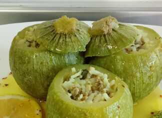 Εύκολη και πεντανόστιμη συνταγή για κολοκυθάκια γεμιστά με κιμά και ρύζι, μαγειρεμένα όλα ωμά και περιχυμένα με αφράτο αυγολέμονο.