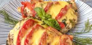 Κοτόπουλο στο φούρνο με ντομάτα τυρί Δυο φιλέτα κοτόπουλο με ντομάτα και τυρι λιωμενο και μυρωδικα μολις εχει ψηθεί