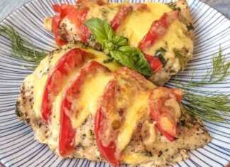 Δυο φιλέτα κοτόπουλο με ντομάτα και τυρι λιωμενο και μυρωδικα μολις εχει ψηθεί